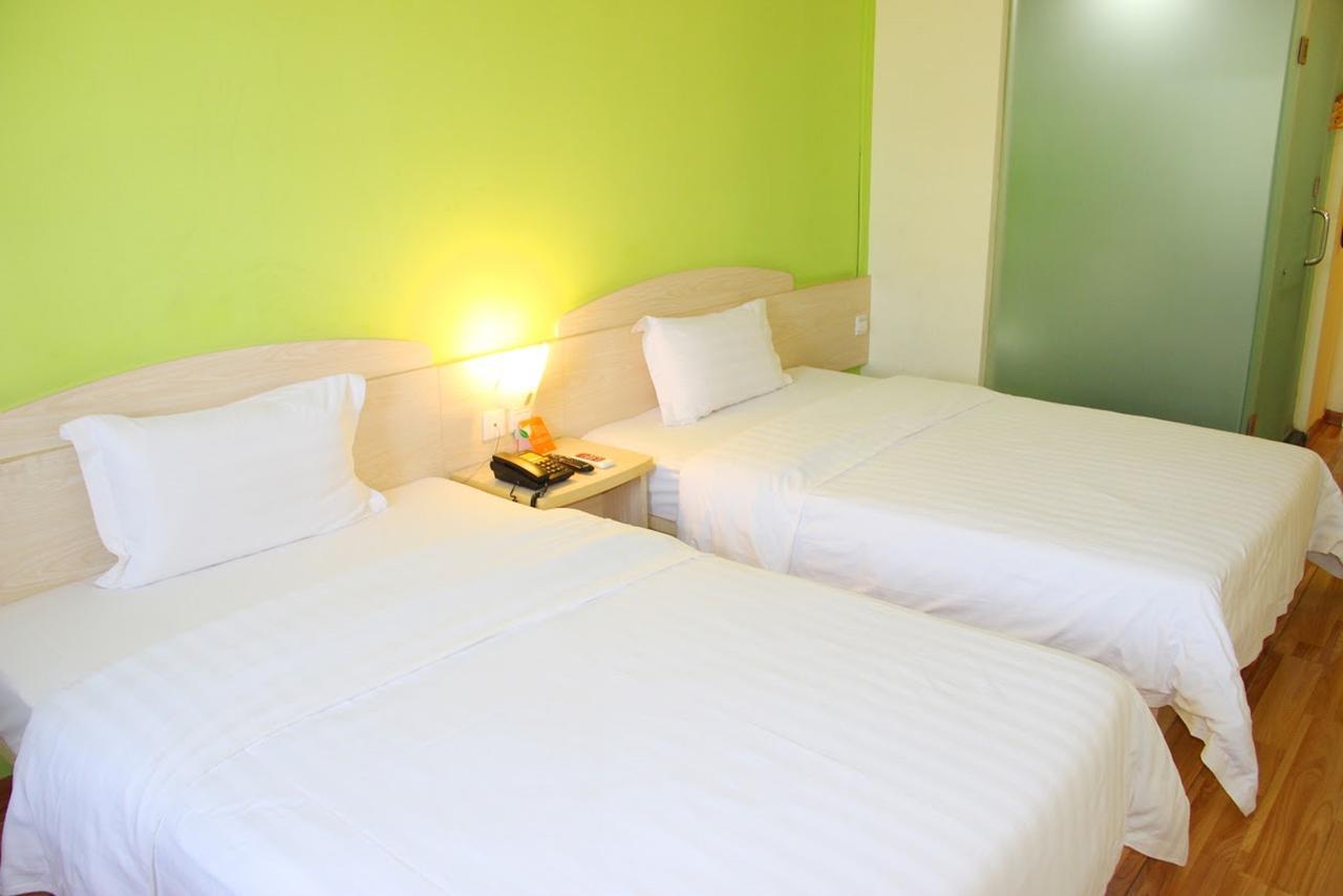 7Days Inn Xianning Hot Spring Pedestrian Street Shopping Park Exterior photo